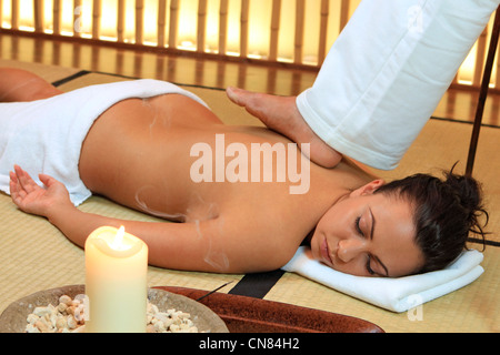 Junge Frau mit einer thai-Massage entspannen Stockfoto