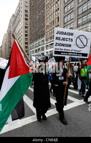 Vereinigte Staaten, New York City, Manhattan, Midtown, 7th Avenue, anti-zionistische Demonstration orthodoxe Juden zu sammeln und Stockfoto