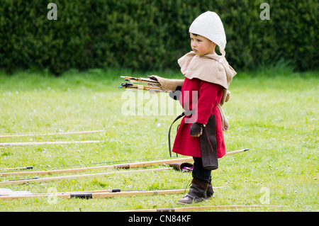 "Geschichte in Aktion" Re-Enactment. Ein kleiner mittelalterlicher junge hält einen Köcher Stockfoto