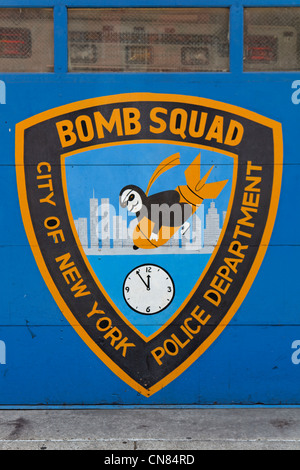 Vereinigte Staaten, New York City, Manhattan, Logo auf das Garagentor des Referats New York Bomb Squad Stockfoto