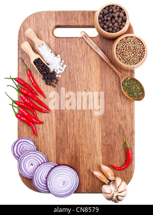 Kulinarischen Hintergrund mit frischem Gemüse auf Schneidebrett Stockfoto