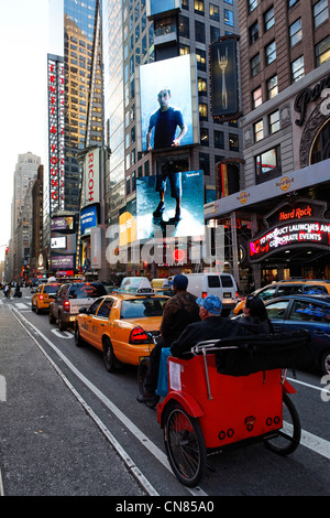 Vereinigte Staaten, New York City, Manhattan, Midtown, Times Square, Rikscha mit Passagieren Stockfoto