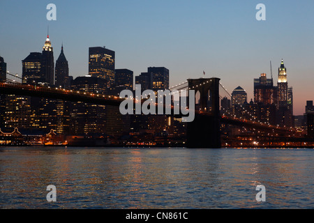 Vereinigte Staaten, New York City, Brooklyn, Brooklyn Bridge gesehen vom East River Banken Stockfoto