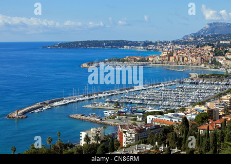 Frankreich, Alpes Maritimes, Menton Garavan Bay, den Hafen von Garavan Bezirk, der Altstadt und dem Hafen im Hintergrund Stockfoto