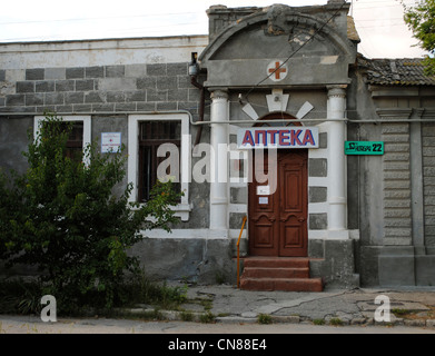 Ukraine. Die autonome Republik Krim. Jevpatoria. Apotheke. Fassade. Stockfoto