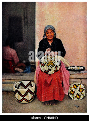 Zuerst veröffentlicht 1916 Hopi Indianer Korbmacher Kunsthandwerk Stockfoto