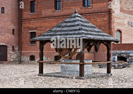 Der alte Brunnen auf der Kurbel Stockfoto