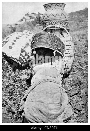 Zuerst veröffentlicht 1915 Apache Papoose und Korb indische Kind Kleinkind Baby-Arizona Stockfoto