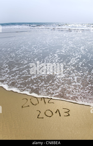 2012 und 2013 im Sand am Strand mit Wellen des Meeres beginnt, löschen Sie das Wort geschrieben Stockfoto