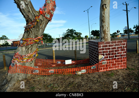 Straßenbäume in Bassendean geschmückt mit Kunstwerken aus recyceltem Müll als Teil des jährlichen Stamm wickeln Kunstfestivals. Stockfoto