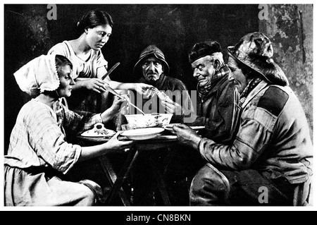 Erste veröffentlichte 1914 Fischer Abendessen Tisch crew Stockfoto