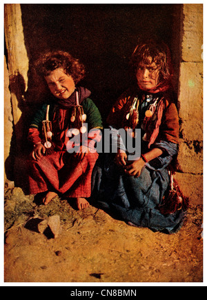 Zuerst veröffentlicht 1914 Samaria Bezirk Schwestern saßen in Tür Stockfoto