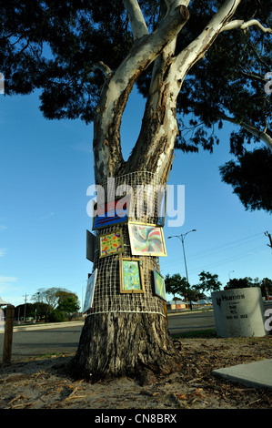 Straßenbäume in Bassendean geschmückt mit Kunstwerken aus recyceltem Müll als Teil des jährlichen Stamm wickeln Kunstfestivals. Stockfoto