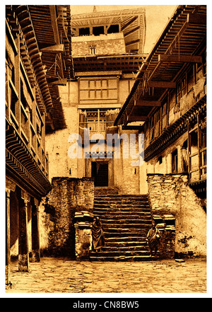 Erste veröffentlichte 1914 Bhutan Hof Tempel Hof Dzong Festung Stockfoto