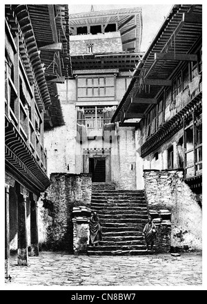 Erste veröffentlichte 1914 Bhutan Hof Tempel Hof Dzong Festung. Dzong Architektur von tibetischen Wylie rDzong, Stockfoto