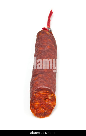 Spanische Chorizo-Wurst isoliert auf einem weißen Studio-Hintergrund. Stockfoto