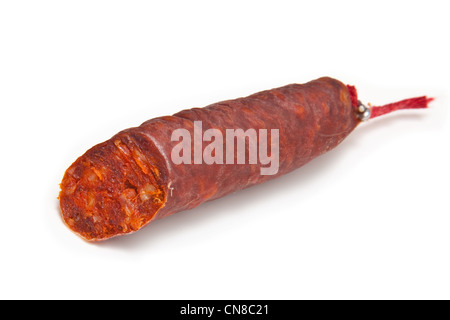 Spanische Chorizo-Wurst isoliert auf einem weißen Studio-Hintergrund. Stockfoto