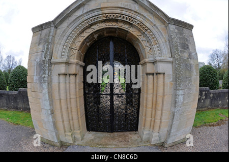 Reich verzierten schmiedeeisernen Toren und detaillierte Stein geschnitzte Torbogen in die St. Winifed Kirche in Holbeck, Nottinghamshire, England, uk. Stockfoto