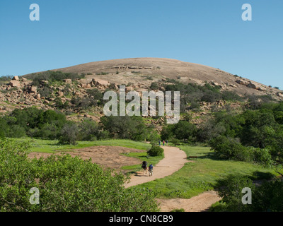 Wanderer auf Gipfelrundweg bei Enchanted Rock Stockfoto