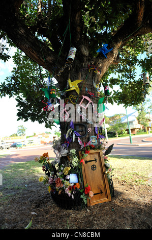 Straßenbäume in Bassendean geschmückt mit Kunstwerken aus recyceltem Müll als Teil des jährlichen Stamm wickeln Kunstfestivals. Stockfoto