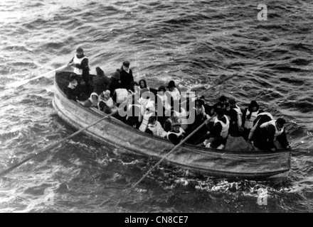 Titanic-Katastrophe, letzte Rettungsboot erfolgreich ins Leben gerufen von der Titanic Stockfoto