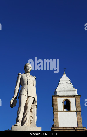 König Dom Pedro V von Portugal Statue und Bell Turm der Kirche Santa Maria da Devesa in Castelo de Vide, Alentejo, Portugal. Stockfoto