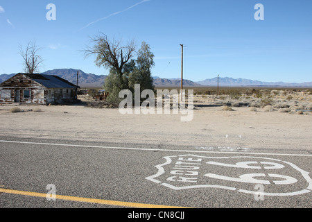 ROUTE 66 bemalte Straße Zeichen ESSEX Kalifornien USA 1. April 2012 Stockfoto