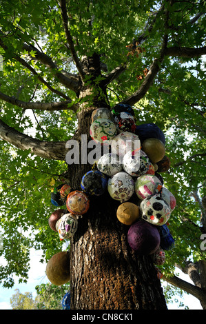 Straßenbäume in Bassendean geschmückt mit Kunstwerken aus recyceltem Müll als Teil des jährlichen Stamm wickeln Kunstfestivals. Stockfoto