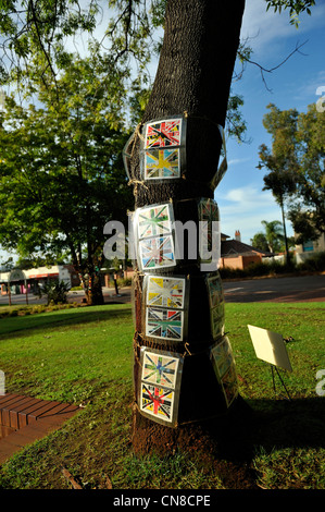 Straßenbäume in Bassendean geschmückt mit Kunstwerken aus recyceltem Müll als Teil des jährlichen Stamm wickeln Kunstfestivals. Stockfoto