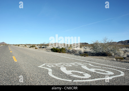 ROUTE 66 bemalte Straße Zeichen ESSEX Kalifornien USA 1. April 2012 Stockfoto