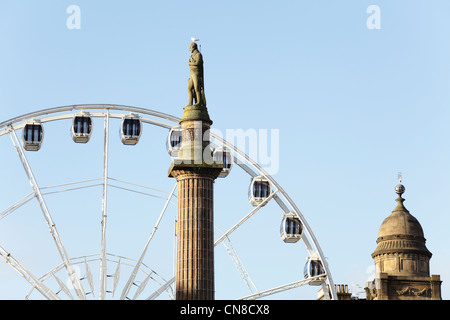 Temporäres Weihnachtsbeobachtungsrad neben der Statue von Sir Walter Scott, George Square, Glasgow City Centre, Schottland, UK Stockfoto