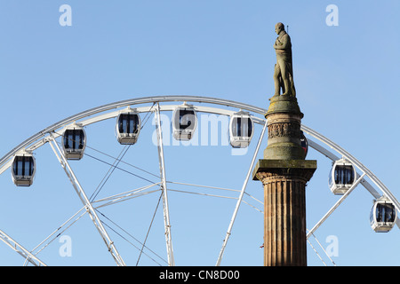 Temporäres Weihnachtsbeobachtungsrad neben der Statue von Sir Walter Scott, George Square, Glasgow City Centre, Schottland, UK Stockfoto