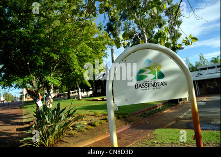 Straßenbäume in Bassendean geschmückt mit Kunstwerken aus recyceltem Müll als Teil des jährlichen Stamm wickeln Kunstfestivals. Stockfoto