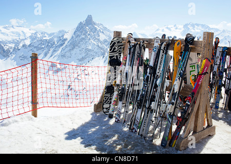 Skier und Skistöcke Stockfoto