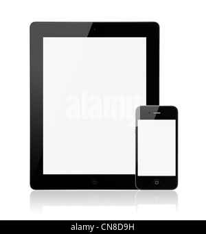 Ein neues Apple iPad 3. Generation mit Apple iPhone 4 s auf einem weißen Hintergrund mit einem leeren Bildschirm. Stockfoto