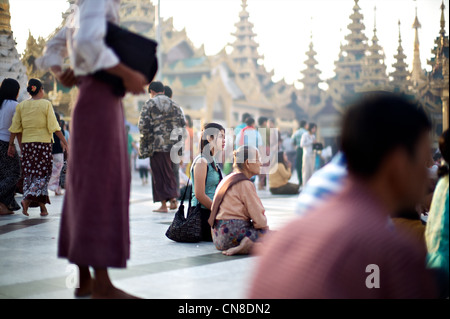 Birmanische Frauen beten den heiligen buddhistischen Stätten der Shwedagon Paya, Yangon (Rangoon), Myanmar (Burma) Stockfoto