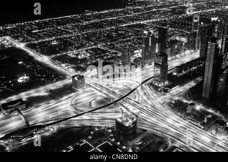 Nacht Schuss der erste Austausch auf der Sheikh Zayed Road in Dubai vom Burj Khalifa aus gesehen Stockfoto