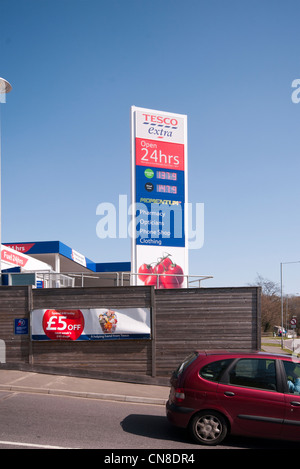 Tesco Extra Supermarkt Benzin Kraftstoff Preis Zeichen UK Stockfoto