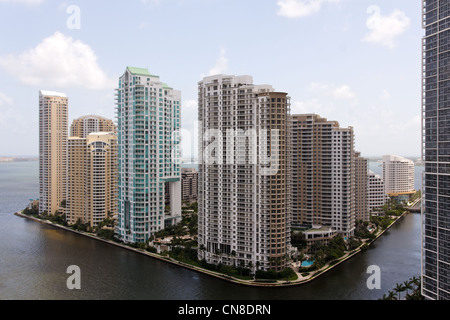 Blick vom Stadtteil Brickell Miami in Richtung Brickell Key, einer kleinen Insel im Apartment-Türme bedeckt. Stockfoto