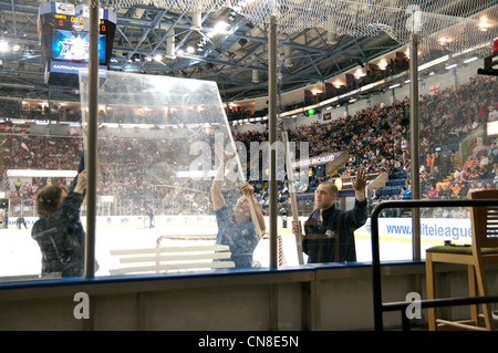 Nottingham Arena Personal ersetzen Plexi-Glas vor das erste Halbfinale der Elite Ice Hockey League spielen Stockfoto