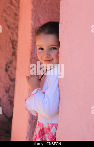 Ein junges Mädchen der Berber in ihrem Dorf Haus im Atlas-Gebirge in Marokko in Nordafrika Stockfoto