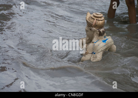 Kleinen Ganesha Idol untergetaucht Girgaum Chowpatty Beach, Mumbai, Indien Stockfoto