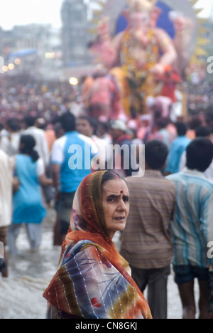 Frau-Anhänger an der Ganesha-eintauchen-Site bei Girgaum Chowpatty, Mumbai, Indien Stockfoto