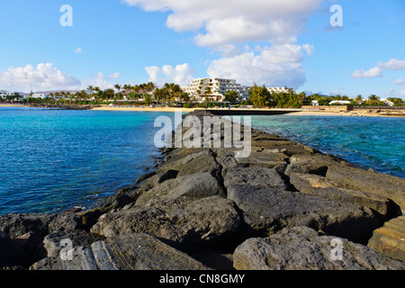 Lanzarote, Kanarische Inseln - Hotel Gran Melia Salinas, Costa Teguise. Lava Felsen Meer Wellenbrecher. Stockfoto