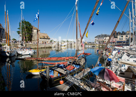 Frankreich, Calvados, Honfleur, allgemeine Ansicht des alten Hafens mit Segelbooten im Vordergrund Stockfoto