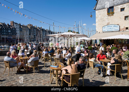 Frankreich, Calvados, Honfleur, La Maison Bleue Restaurant und Kunden sitzen auf der Terrasse mit den alten Hafen im Hintergrund Stockfoto