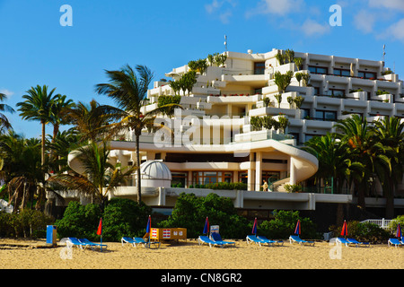 Lanzarote, Kanarische Inseln - Hotel Gran Melia Salinas, Costa Teguise von privaten Strandabschnitt gesehen. Stockfoto