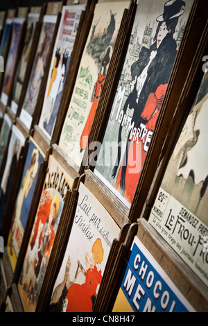 Eine Sammlung von Retro-Stil Poster typisch für Paris verkauft in der touristischen Gegend von Montmartre. Stockfoto