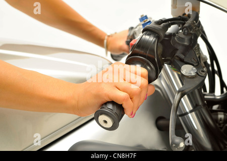 Hand, die Lenker des Motorrades Stockfoto