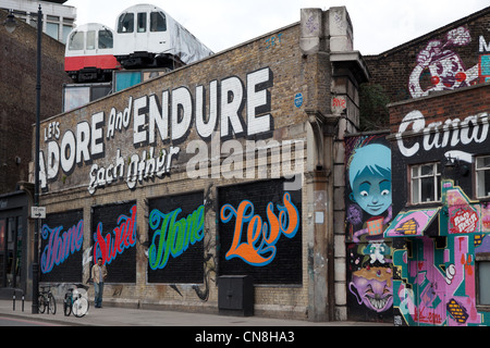 Eine Straßenansicht eines Ortes in Shoreditch berühmt für street-Art in London Stockfoto